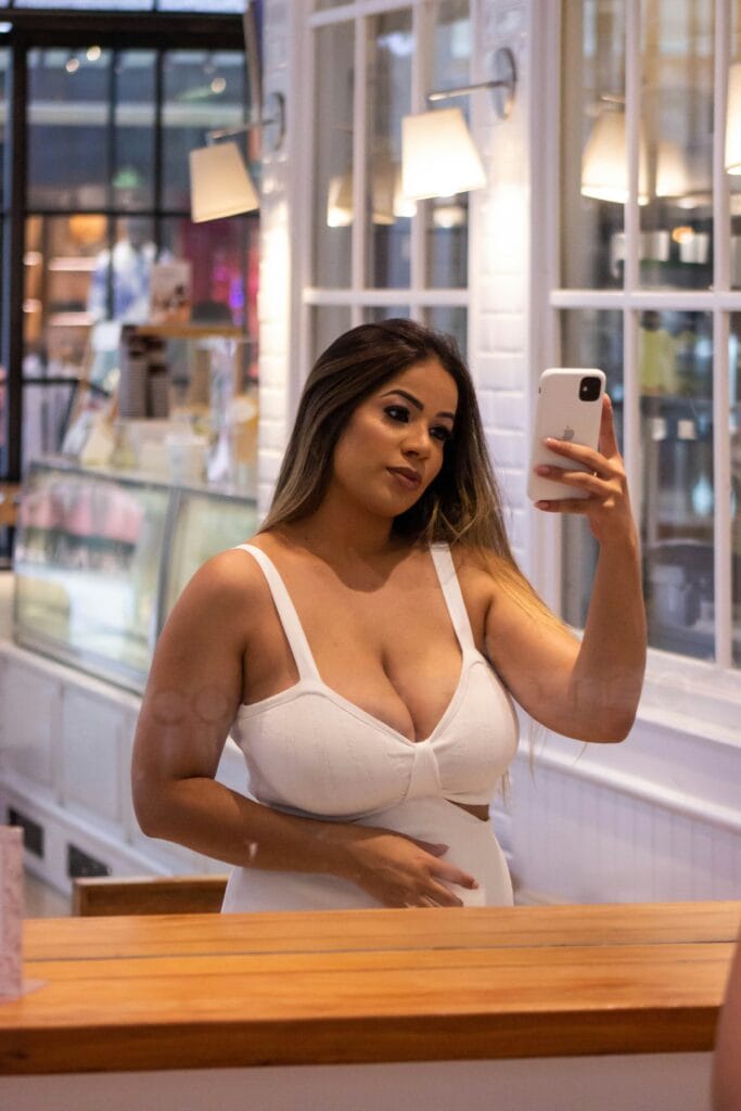 ESCORT SERVICE IN DLF GURGAON Man in a navy suit shaking hands with a luxury escort, symbolizing professional companionship. Man in a navy suit shaking hands with a luxury escort, symbolizing professional companionship.